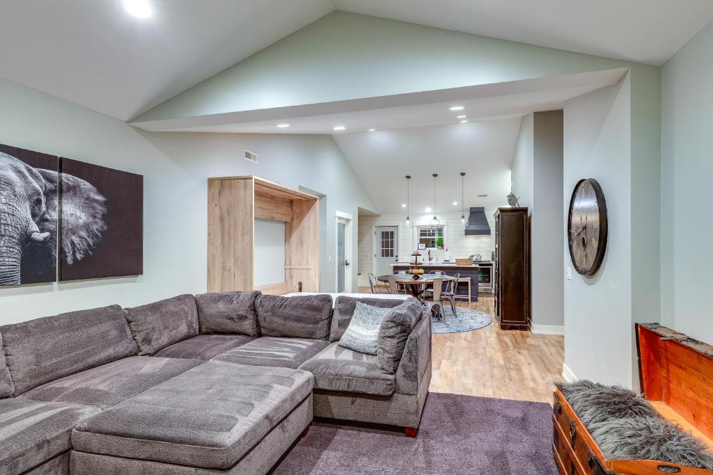 Chic Hideaway with Fire Pit Less Than 2 Miles to Beach! photo 2