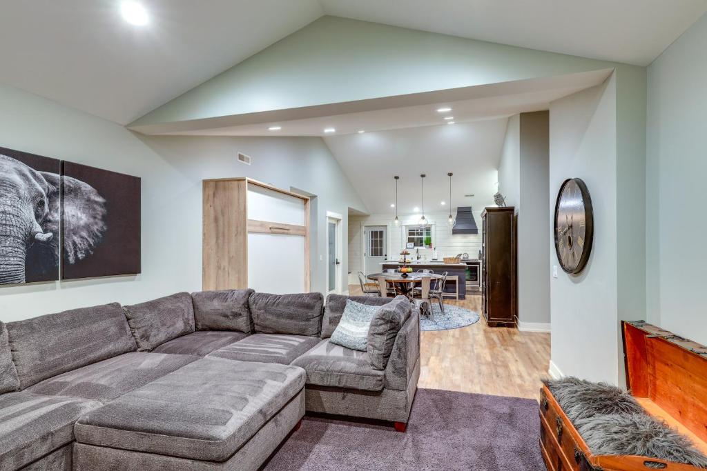 Chic Hideaway with Fire Pit Less Than 2 Miles to Beach! photo 4