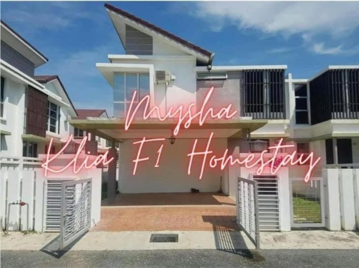 Mysha KLIA F1 Homestay with pool,WiFi , Netflix photo 1