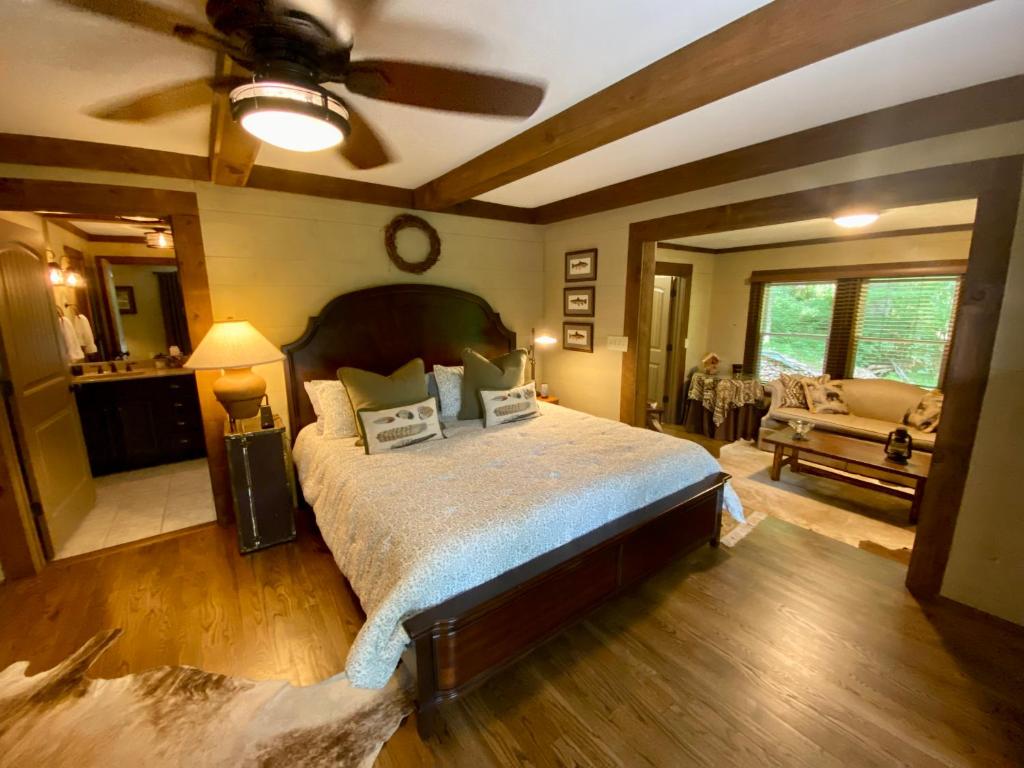New Listing! Romantic Mountain Hideaway photo 1