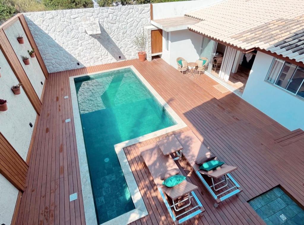 Casa com piscina climatizada em frente à Praia do Santinho