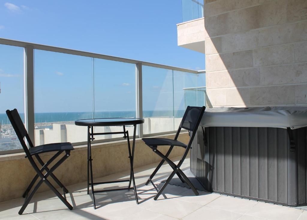 Private Jacuzzi, Beach View, Gym, Low Fee For Off-Site Indoor Pool, Spa & Kosher Breakfast ג'קוזי פרטי אם נוף ים, אפשרות לארוחת בוקר כשר, בריכה מקורה, וספא בתשלום ממש מוזל photo 3