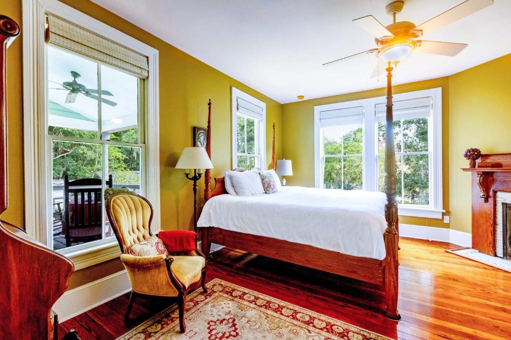 Inspiration Room at Camellia Rose Inn Downtown image