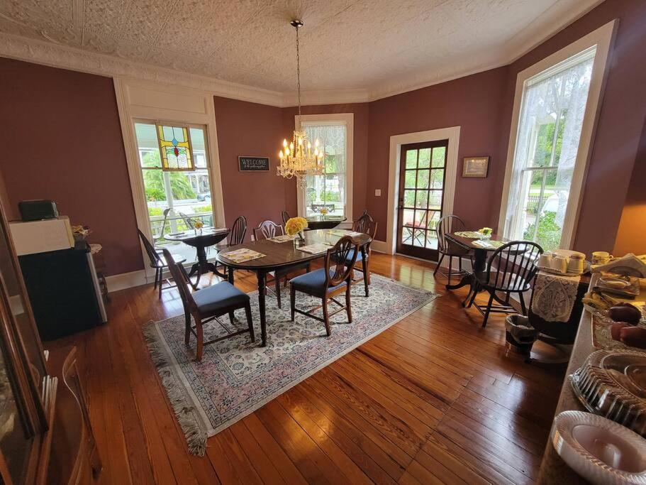 Inspiration Room at Camellia Rose Inn Downtown photo 4