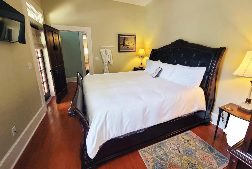 Stardust Room at The Camellia Rose Inn Downtown photo 1