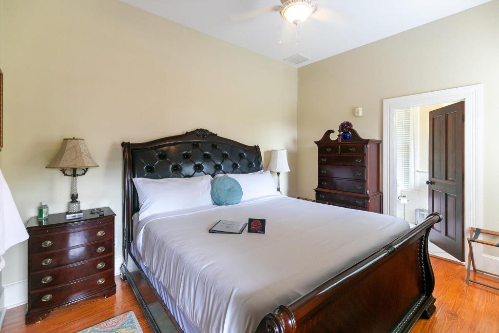 Stardust Room at The Camellia Rose Inn Downtown image