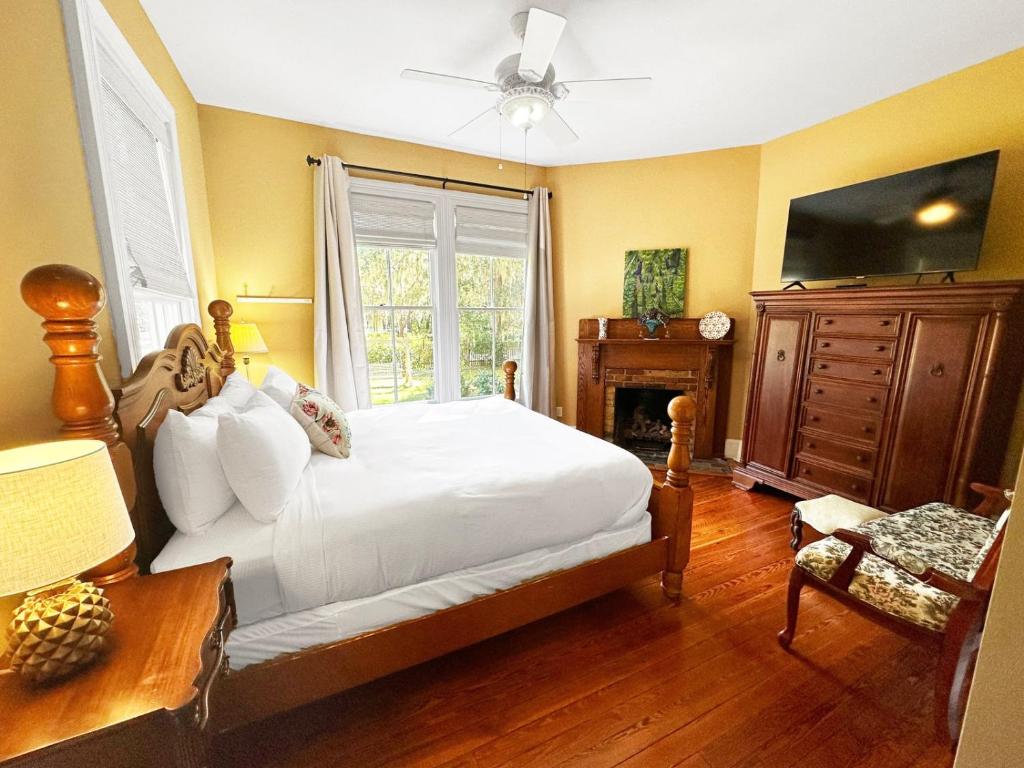Lady Clare Room at Camellia Rose Inn Downtown image