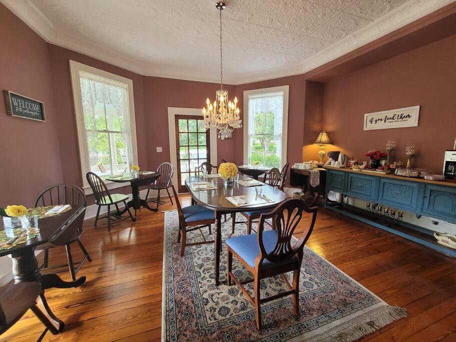 Lady Clare Room at Camellia Rose Inn Downtown photo 3