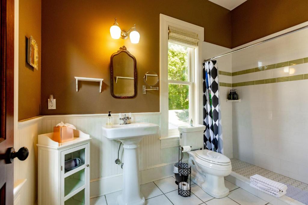 Southern Charm in the Camellia Rose Inn photo 3