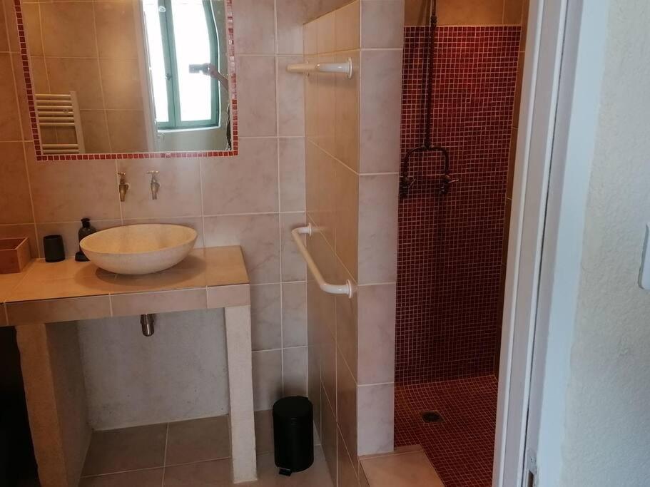 Maison chaleureuse avec cheminée photo 3