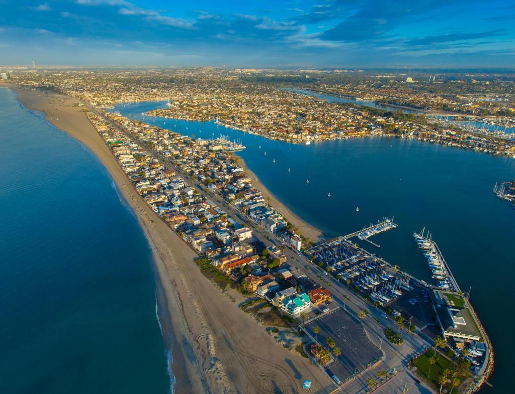 Peninsula Hideaway Apartment • Alamitos Bay image