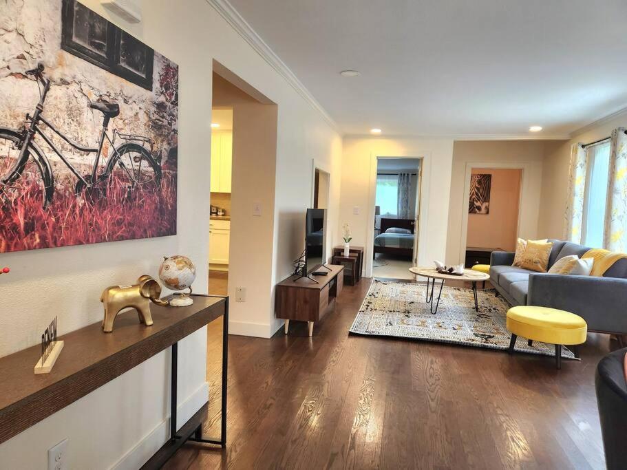 Cozy contemporary 2BR with Sofa bed in the office photo 3
