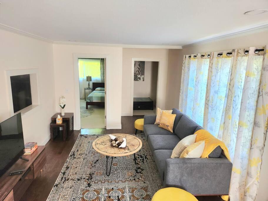 Cozy contemporary 2BR with Sofa bed in the office photo 4