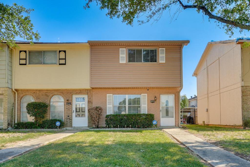 Bossier City Townhome with Patio and Outdoor Dining!