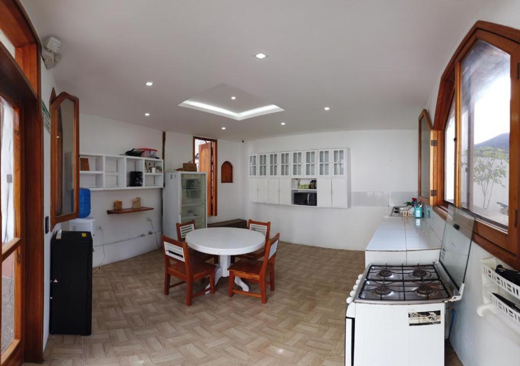 Hostal White House Galapagos photo 1