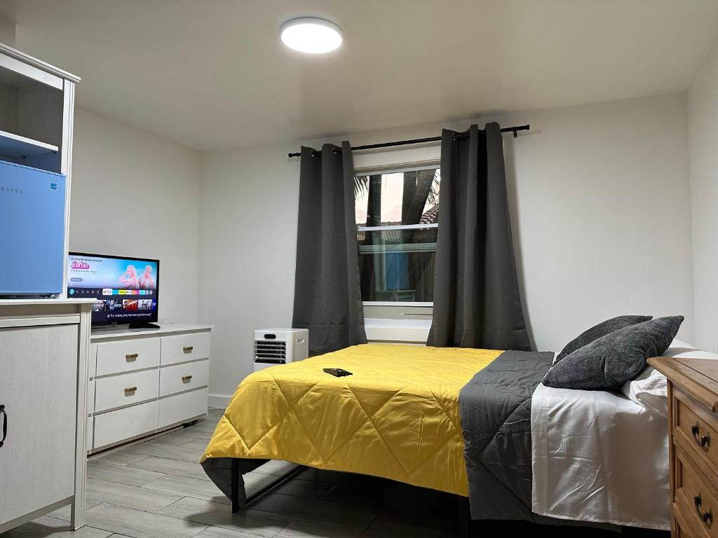 SERENE FULL BED NEAR DOLPHIN MALL/FIU image