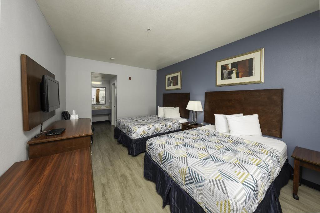 Baymont by Wyndham Ridgecrest - Tap to explore photos