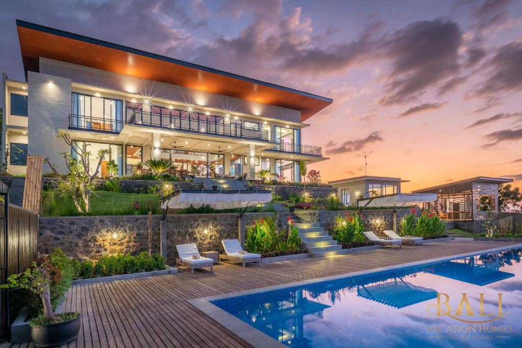Ultra- luxurieus villa with breathtaking views and full staff services!