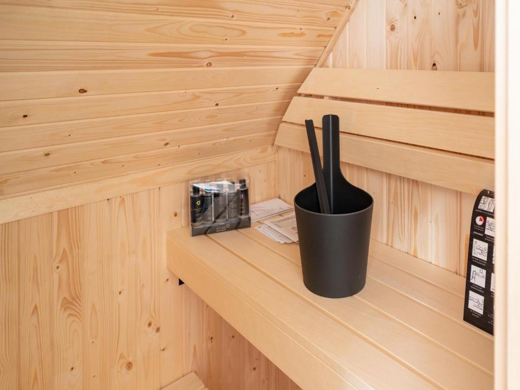 Attractive holiday home in Scherpenisse with roofed terrace photo 3