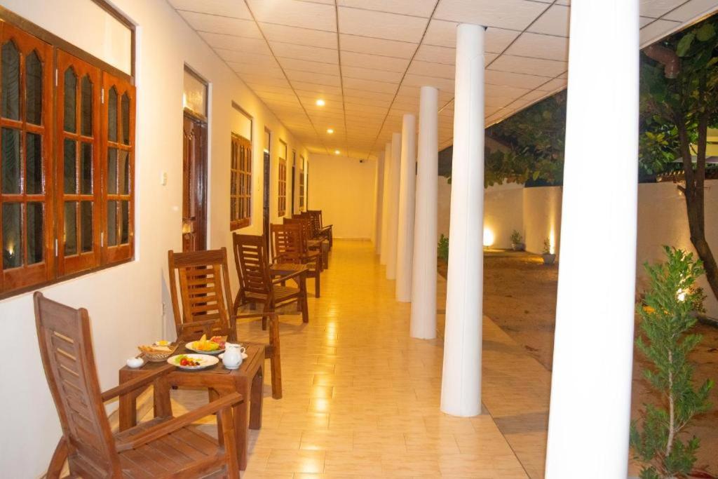Owinro Beach Hotel & Restaurant - Waikkala photo 2