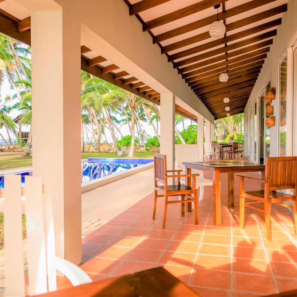 Arhimser Villa-superb 4 bedroom beachfront BB for 8 in Ranna, Tangalle, pool, free pick up for stays of 7 days or more, superb location, fully serviced photo 2
