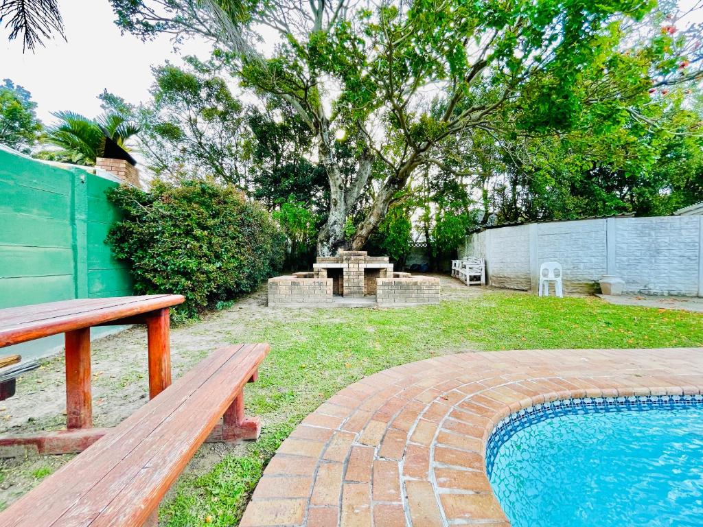 Entire House in Beacon Bay - Family or Group Retreat - Swimming Pool - Multiple Braais photo 4