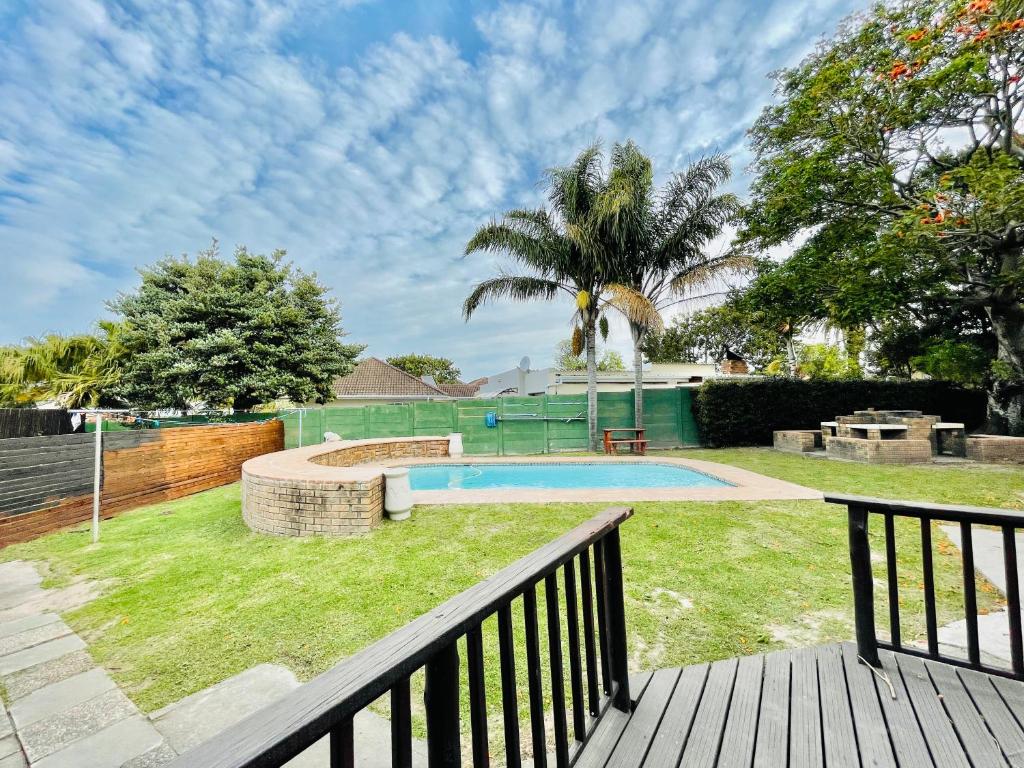 Entire House in Beacon Bay - Family or Group Retreat - Swimming Pool - Multiple Braais photo 3