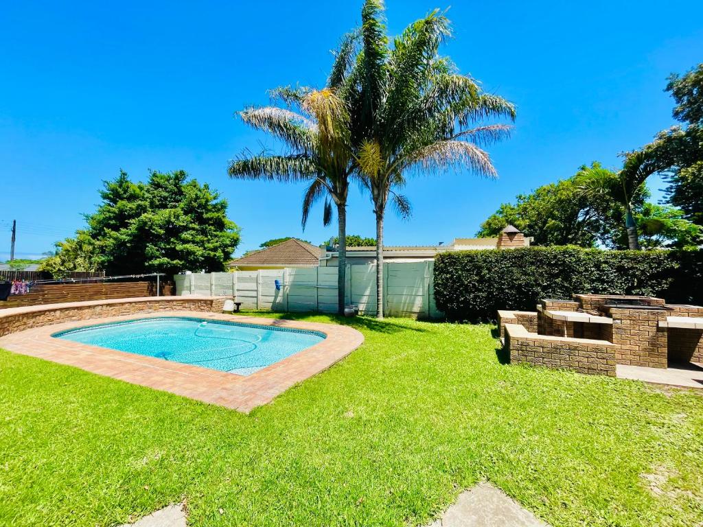 Entire House in Beacon Bay - Family or Group Retreat - Swimming Pool - Multiple Braais photo 2