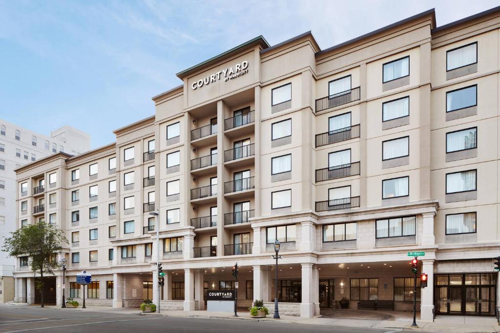 Courtyard by Marriott Milwaukee Downtown image