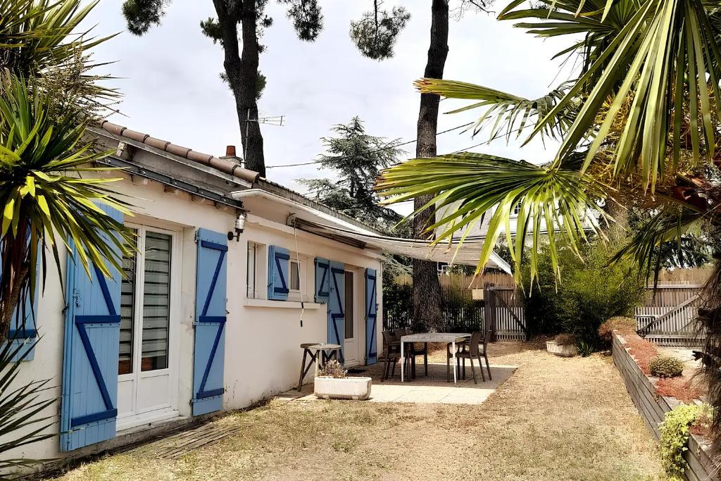 Entre les pins et la plage