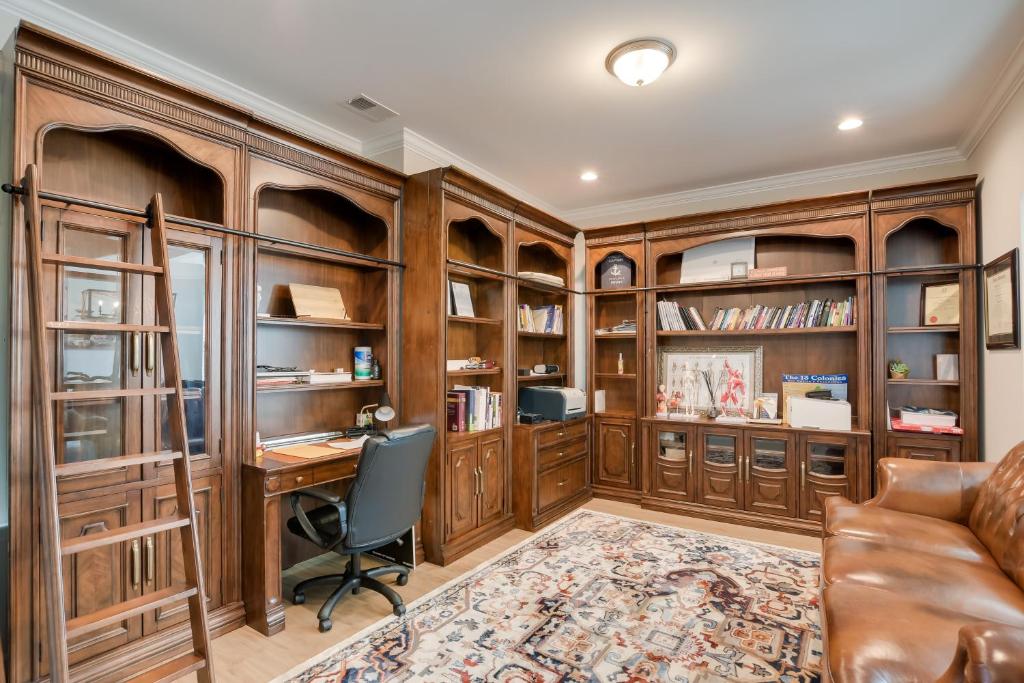 Greer Family Home with Library, Sunroom and Backyard! photo 1