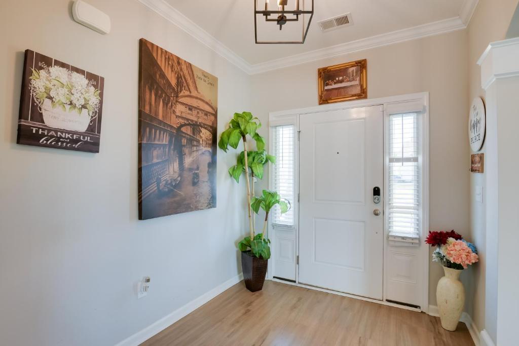 Greer Family Home with Library, Sunroom and Backyard! photo 3