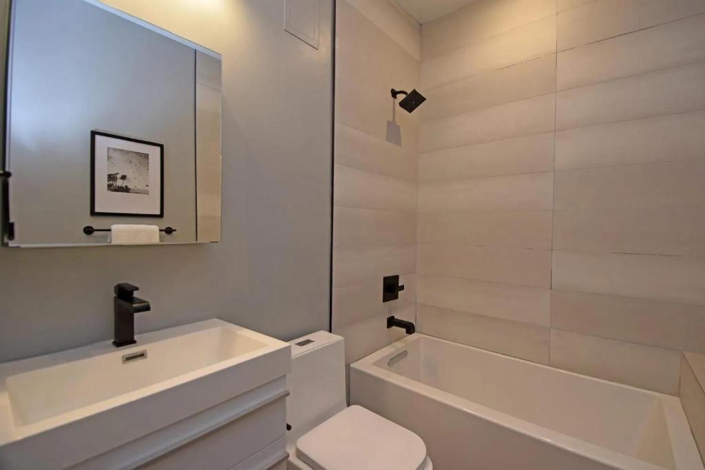 Cozy Apartment in Historic OTR photo 3