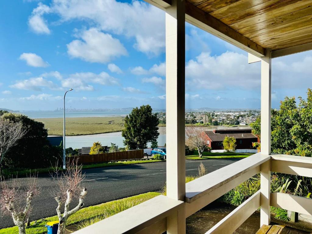 Auckland Beachview Homestay with free Netflix, Parking photo 3