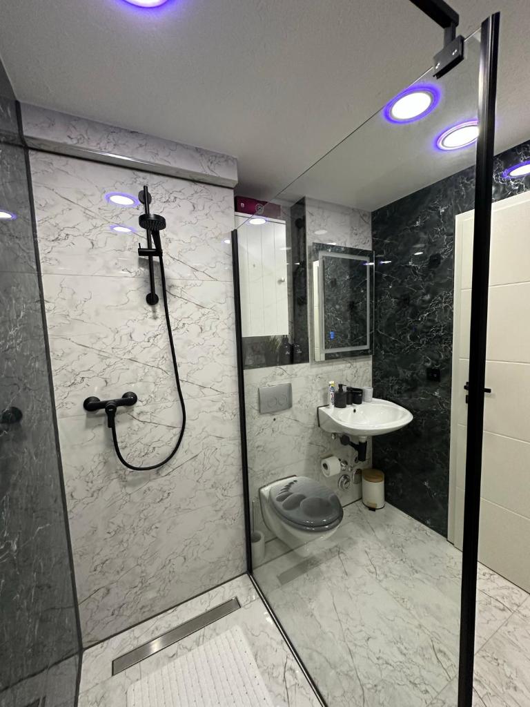 Modern Apartments Neuburg 4 - TOP NEU - 2 Zimmer, Komfort, Balkon, Wi-Fi, Smart TV, Große Dusche, Küche photo 2