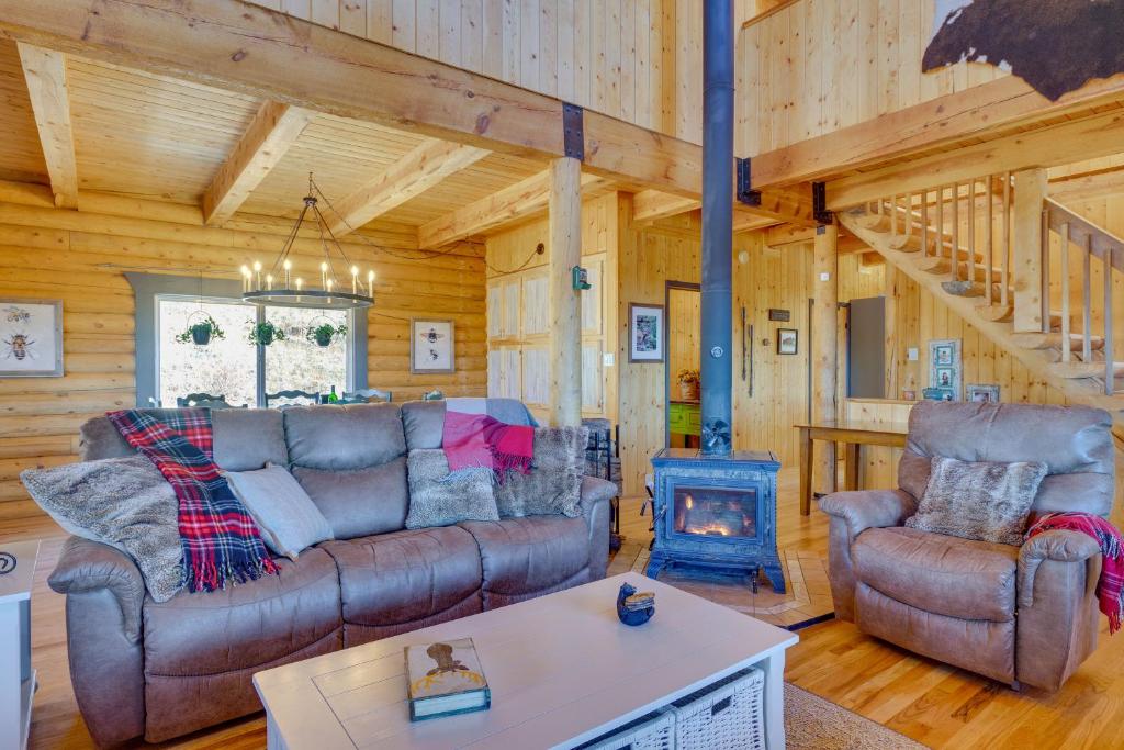 Lovely Lake George Cabin with Mountain Views!