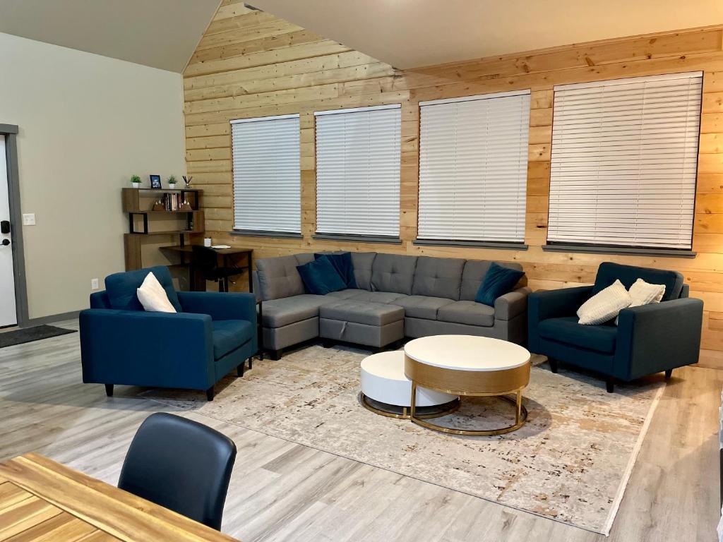 NEW Modern Cabin! 5mi to Mt Rainier National Park! Hot Tub & Wifi photo 3
