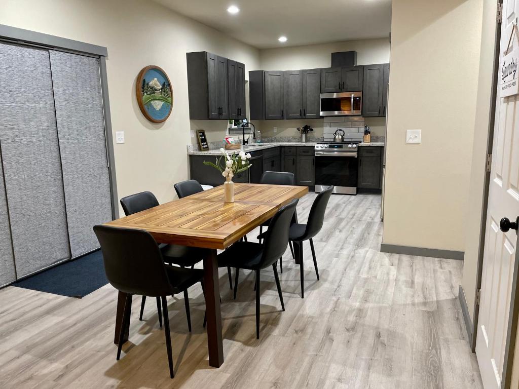 NEW Modern Cabin! 5mi to Mt Rainier National Park! Hot Tub & Wifi photo 4