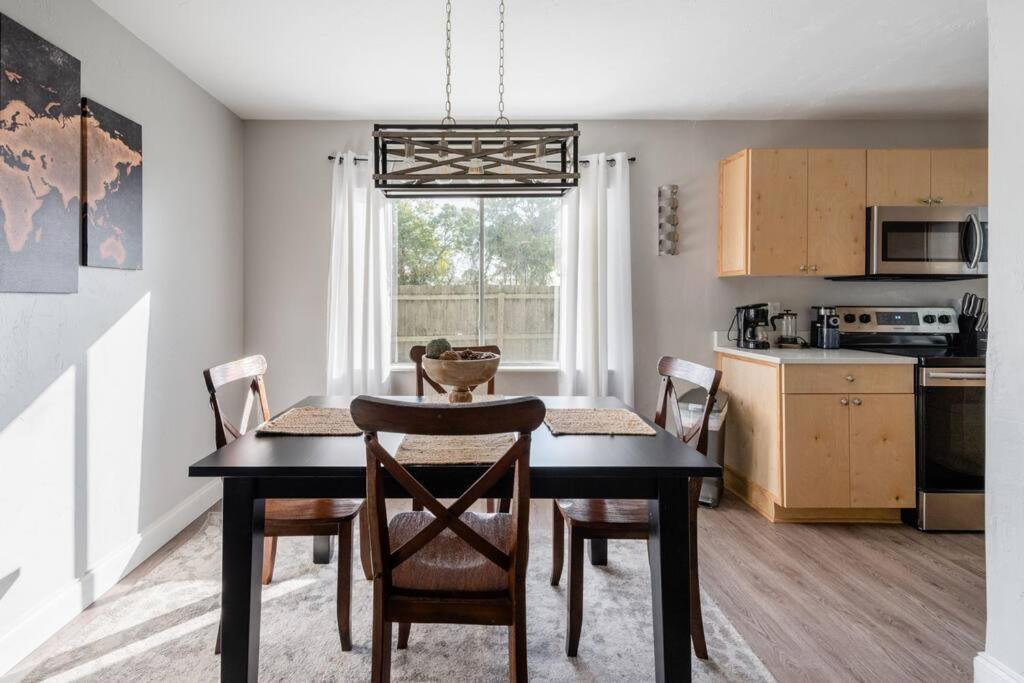 Cute downtown home by Depot Park photo 2