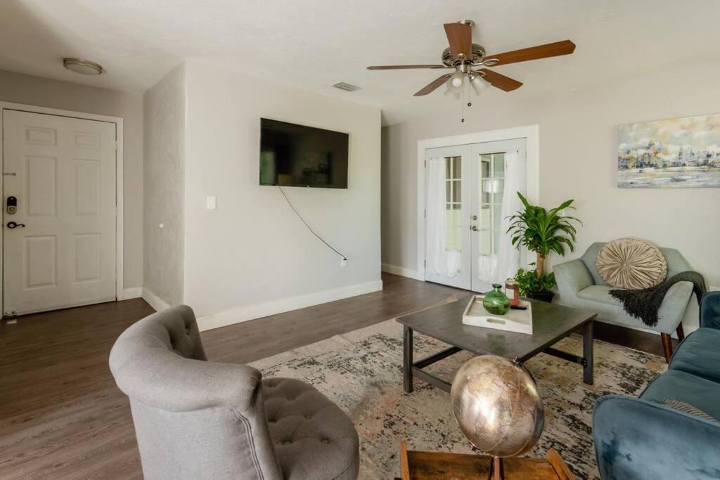 Cute downtown home by Depot Park photo 3
