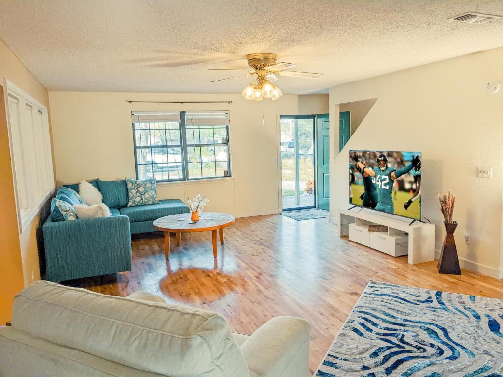 Sun & Fun 3BR Beach Home with Pool & Tiki Bar photo 1