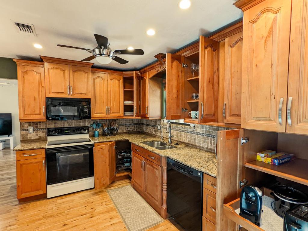 Sun & Fun 3BR Beach Home with Pool & Tiki Bar photo 3