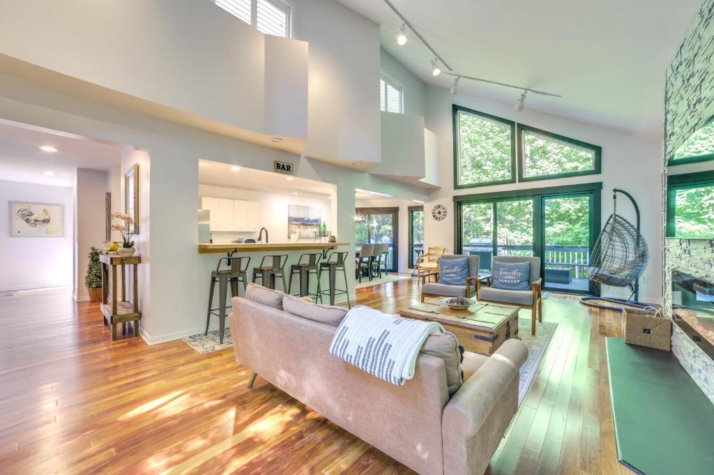 Spacious Harbor Springs Home with Fire Pit and Grill!