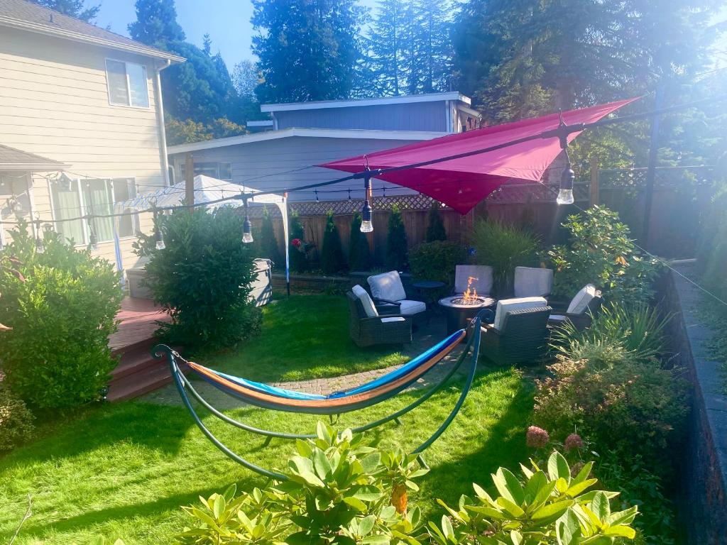 Entire house with Four Bedrooms, Hot Tub, BBQ, Private Backyard, FREE WiFi and Parking, near Seattle, EV photo 1