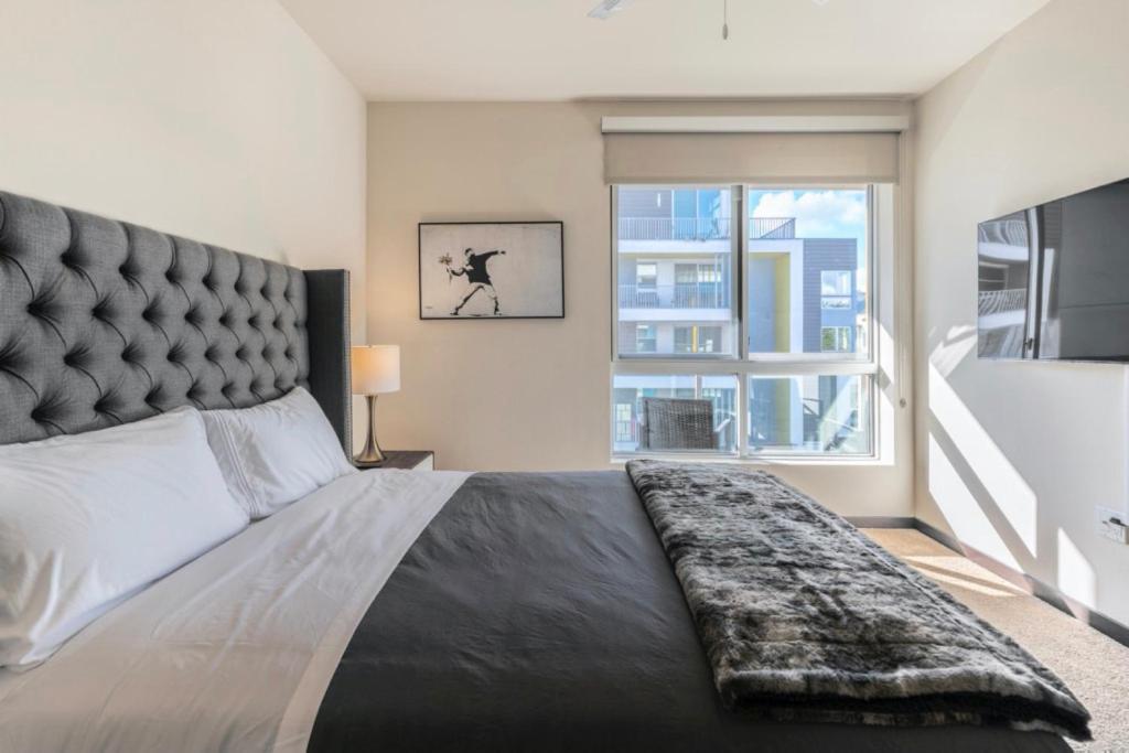 New WeHo Luxury Apartment d image