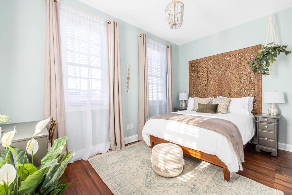 Charming Secluded Courtyard - 1 BLOCK TO KING photo 1