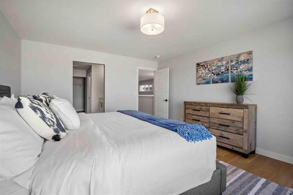 Bright & Spacious 3 Beds Luxury Home in SE Calgary - Tap to explore photos