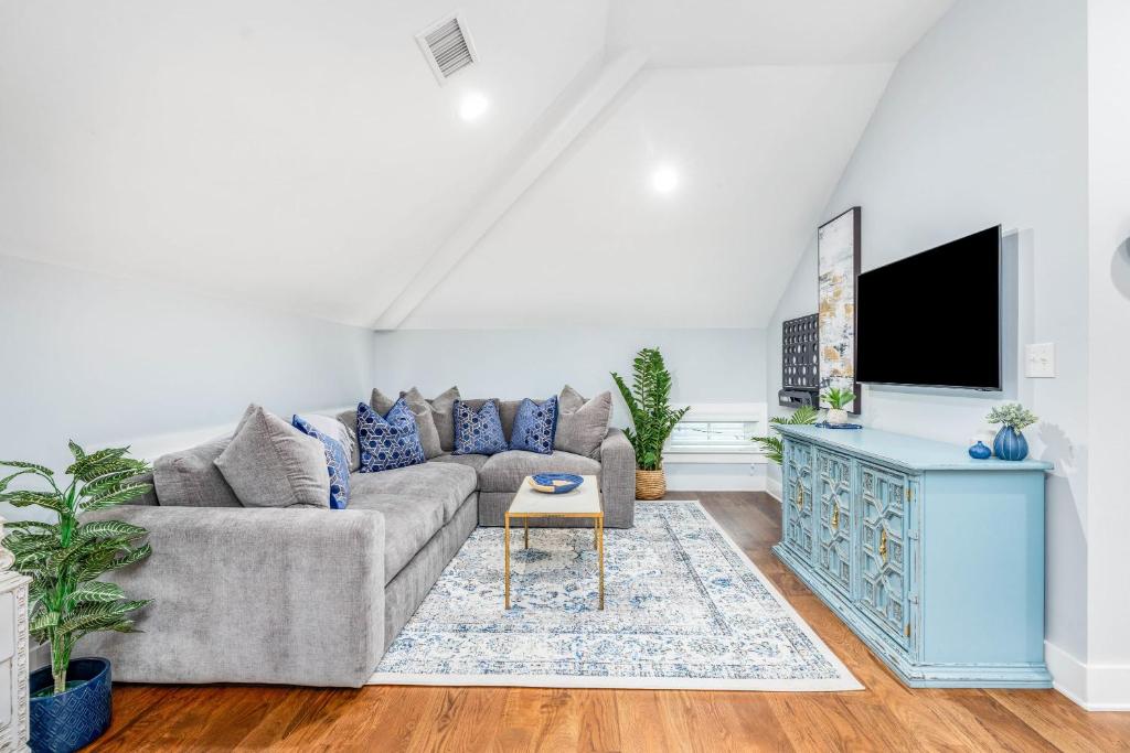 Private Balcony 2 Living Rooms 2 Blocks to King photo 2
