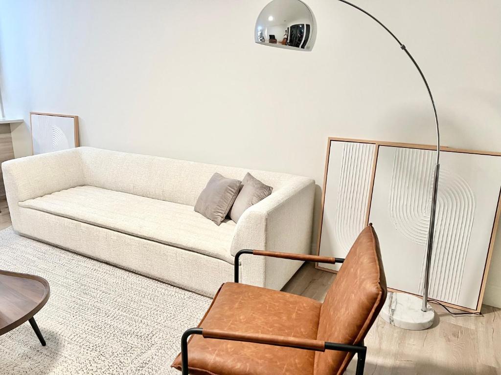 Modern 2 Bed Furnished Apartment in Quincy photo 1