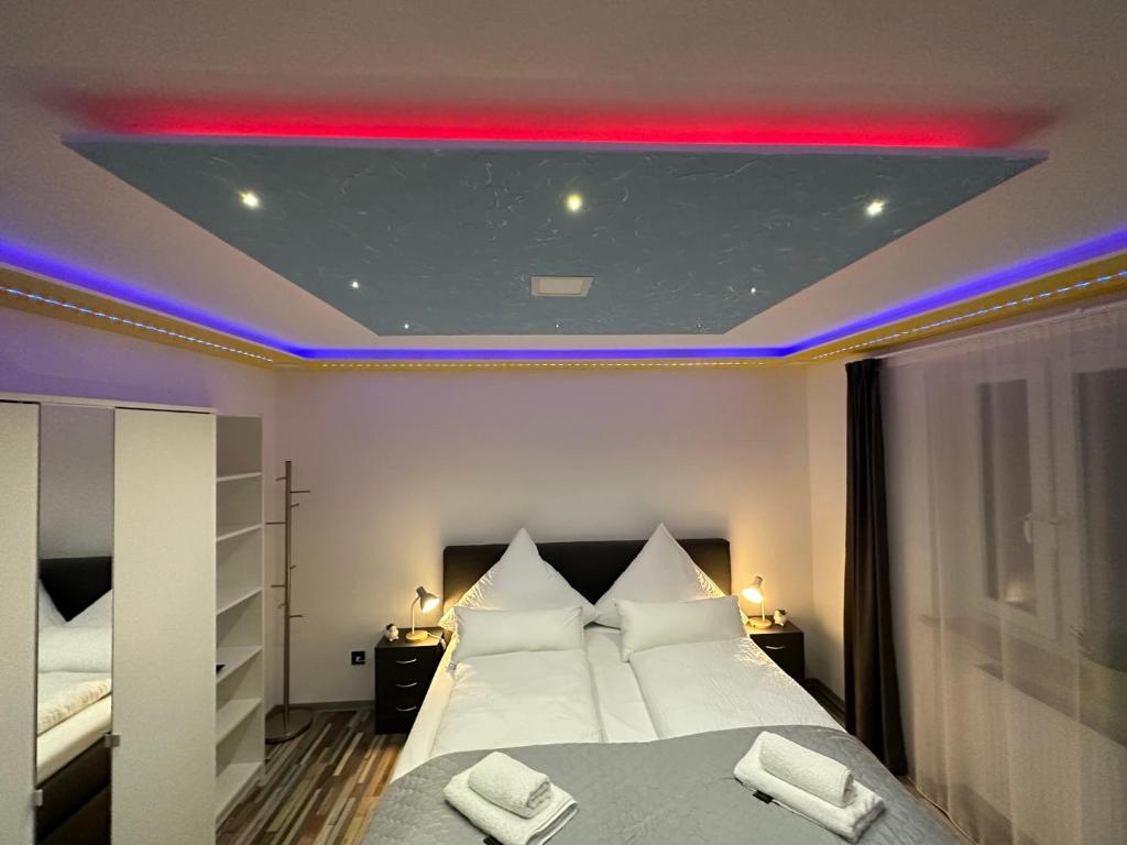 Modern Apartments Neuburg 4 - TOP NEU - 2 Zimmer, Komfort, Balkon, Wi-Fi, Smart TV, Große Dusche, Küche